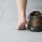 Picior cu o bășică formată la călcâi din cauza frecării de pantof, pregătit pentru îngrijire.