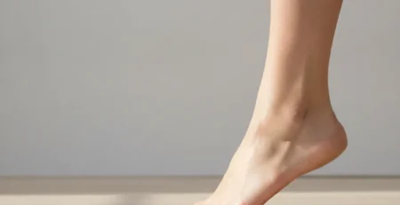 Profilul unui picior cu arc plantar foarte înalt, caracteristic piciorului cav.