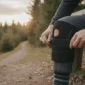 Persoană care își fixează o genunchieră medicală înainte de o plimbare